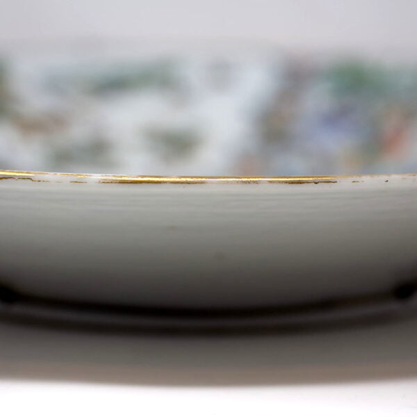 The side profile & rim of a Chinese famille rose porcelain charger used to obtain the condition of the charger.