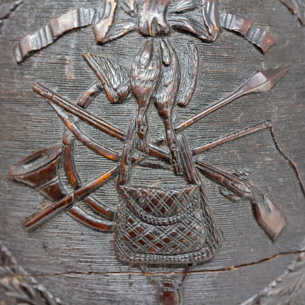 Close up of the crest with hunting instruments and horn