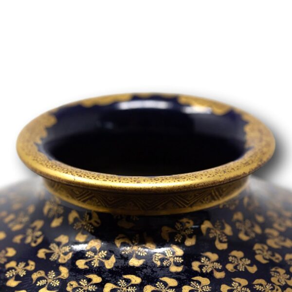 Close up of the rim decoration of the Japanese Kinkozan Satsuma Vase