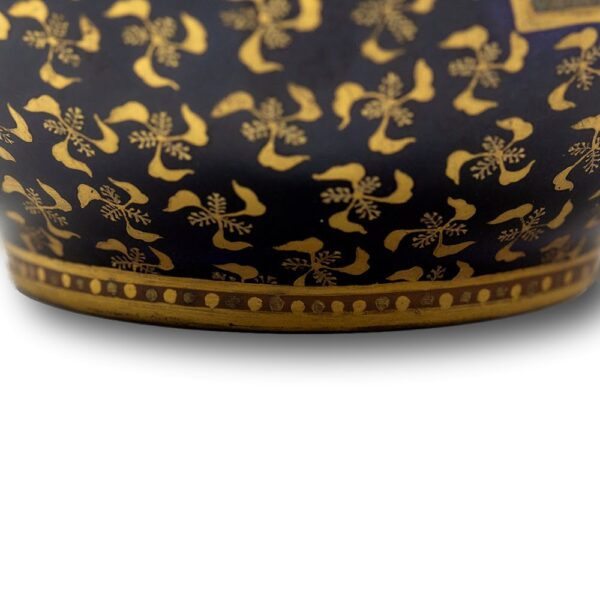 Close up of the bottom rim of the Japanese Satsuma Vase by Kinkozan