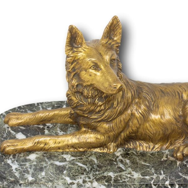 Close up of the dog on the marble plinth