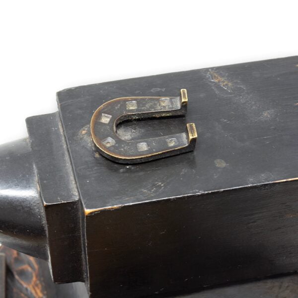 Close up of the horseshoe hidden latch on the top of the Anvil on the Black Forest smokers compendium