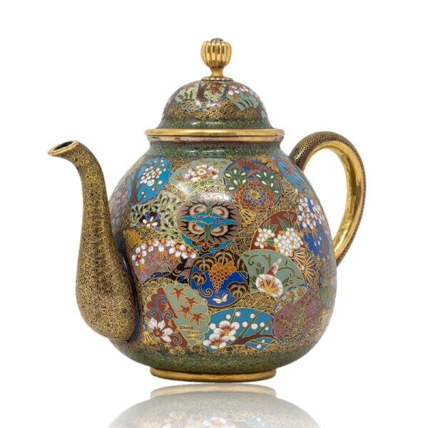 Side overview of the teapot
